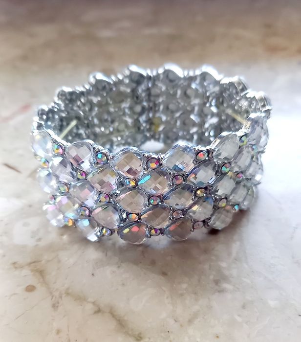 Bransoletka cała w cyrkonie srebrna serduszka metalowa na żyłce SIX