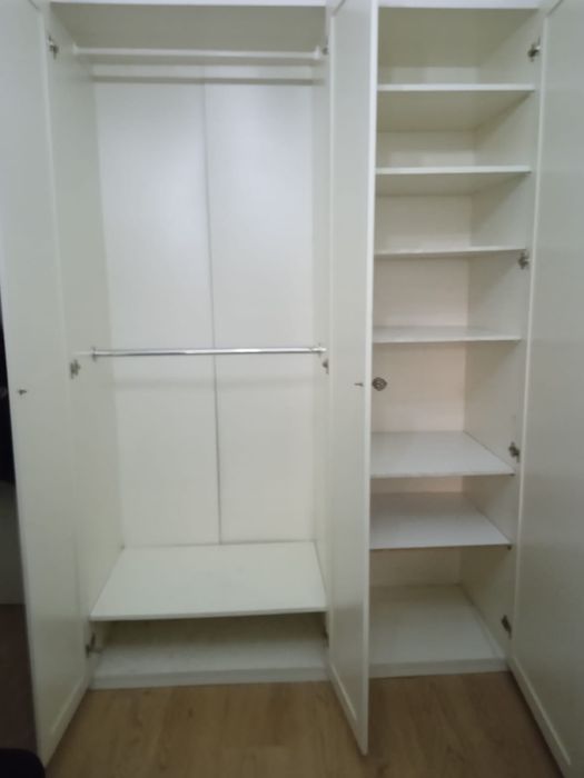 Roupeiro branco IKEA com 3 portas