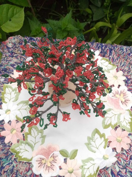 Дерево з бісеру червоного кольору...