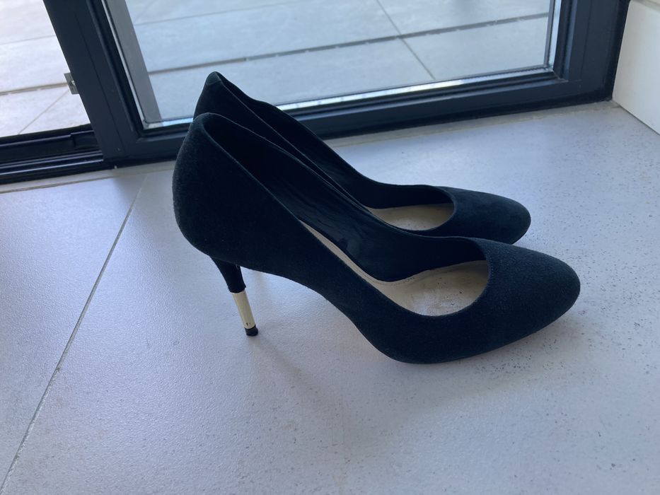 Sapatos pretos com saltos