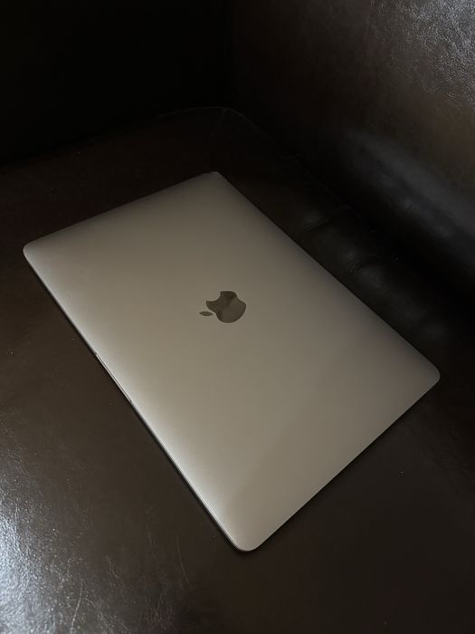 MacBook Pro 13” (2020) – Intel i5 / 8GB RAM / 256GB SSD
