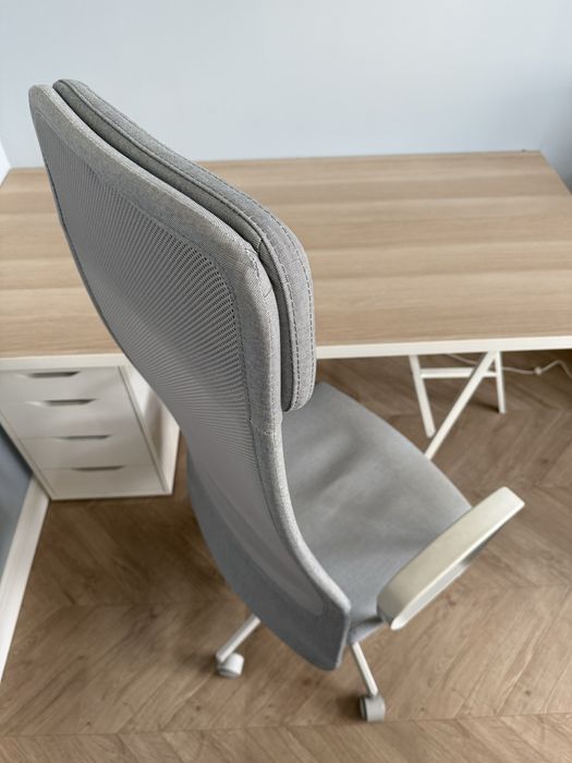 Biurko i fotel biurowy z Ikea.