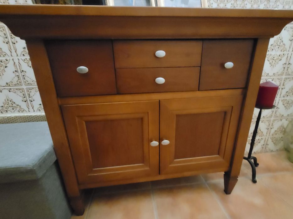 Móvel em Madeira Maciça de Cerejeira