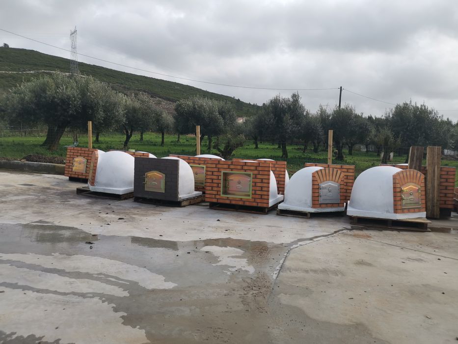 Forno de pão/pizzas a lenha com painel frontal e porta de fumeiro