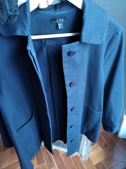 Casaco azul marinho da COS em ótimo estado.