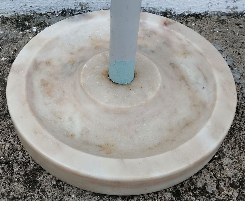 cabide de  metal com base em mármore