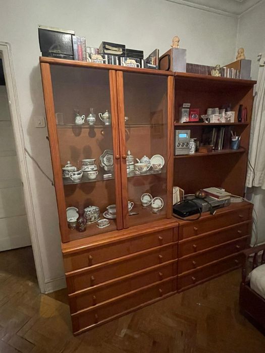 Quase dado! Móvel de sala em pinho mel, com louceiro