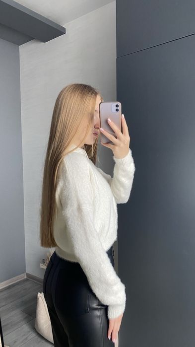 Білий светр з бусинами