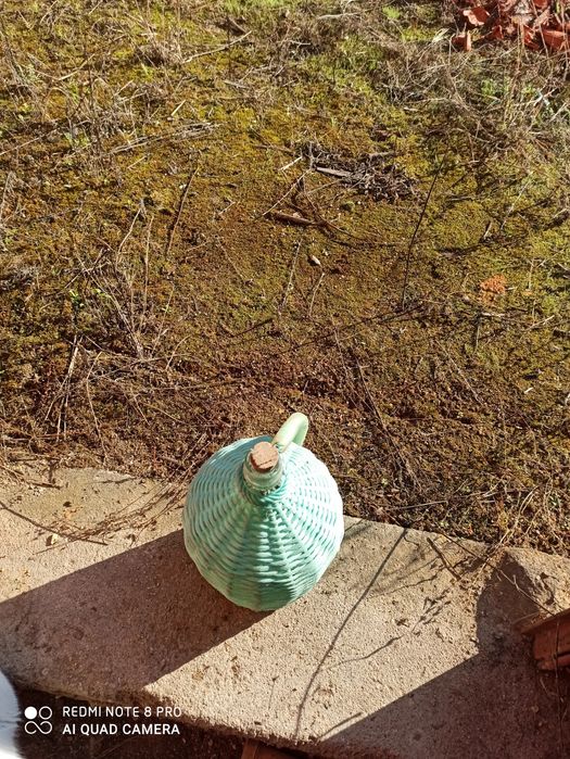 Garrafões revestidos a corda.