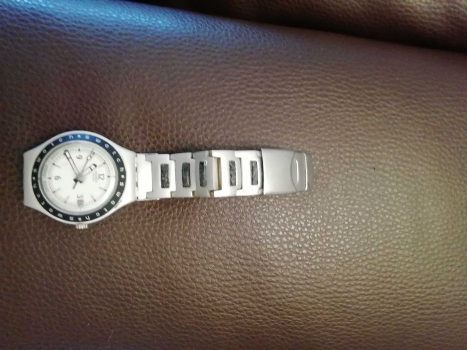 2 relógios Swatch - Preto e prateado*