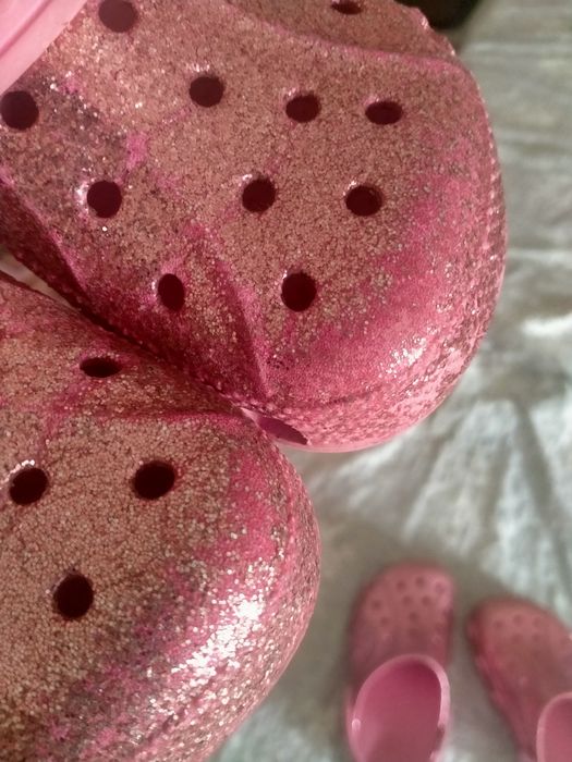 Klapki Crocs różowe brokatowe J2