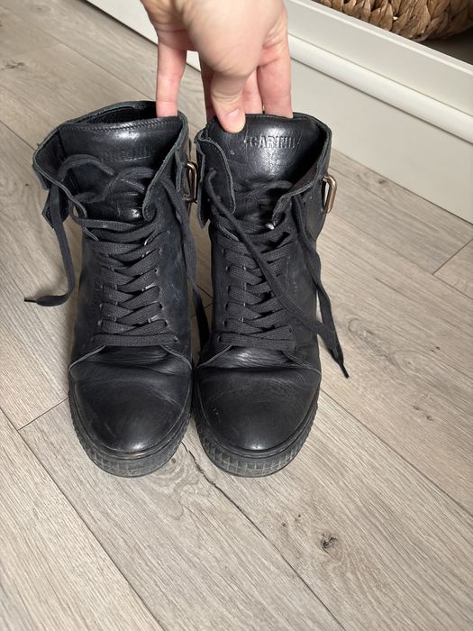 Buty na koturnie skorzane