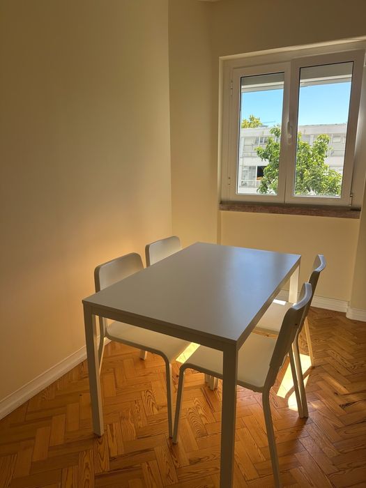 Mesa extensivel + 4 cadeiras