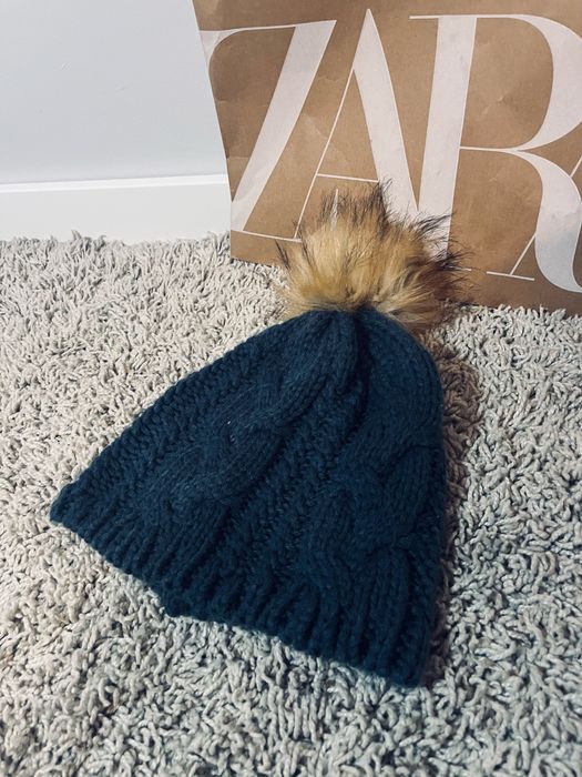 Szara czapka zimowa warkocz pleciona z pomponem