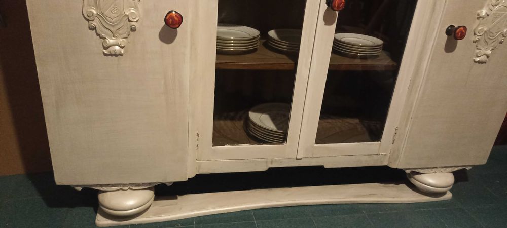 Aparador de madeira antigo