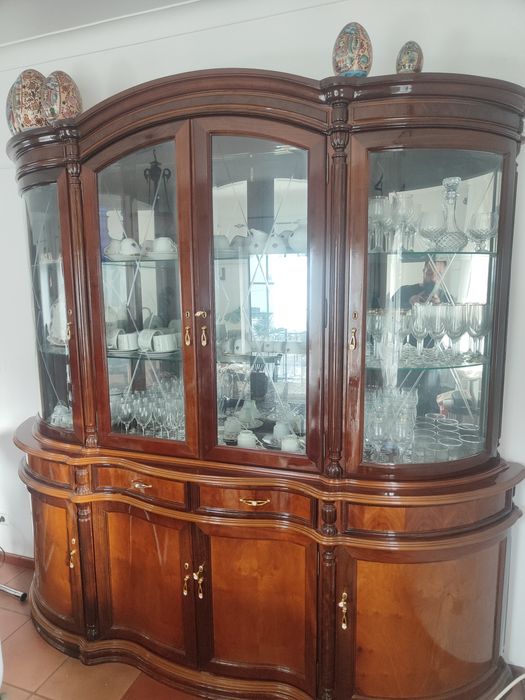 Cristaleira, em madeira maciça