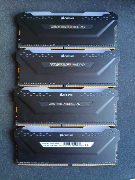 Pamięć RAM DDR4 4x 8GB 3000MHz CORSAIR RGB