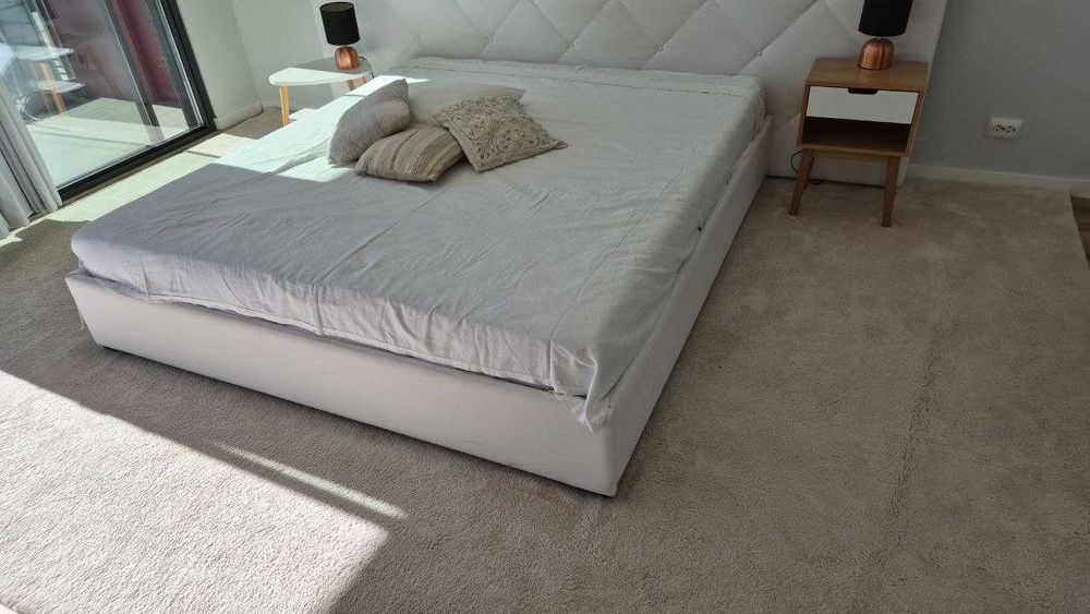 Cama king size 200x180 cm com cabeceira de 3 m – em ótimo estado.