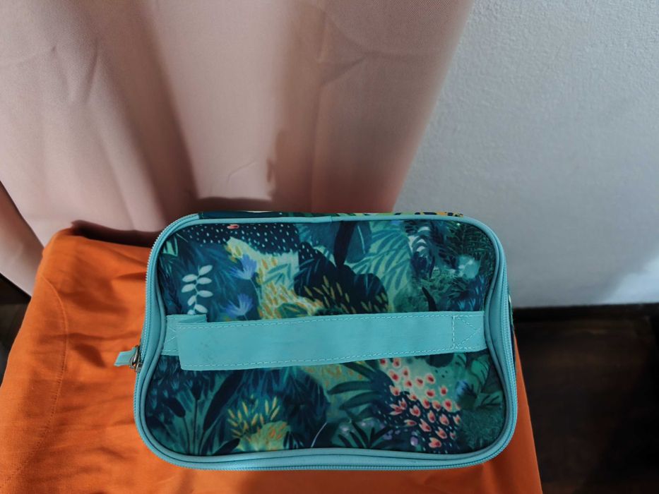 Bolsa de maquiagem acolchoada com duas aberturas com estampa florida