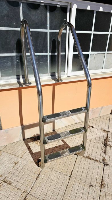Vendo escada praticamente nova para piscina