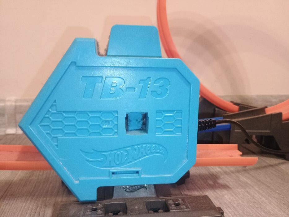 Hot wheels mega zestaw tory garaż pętle boostery samochody autka