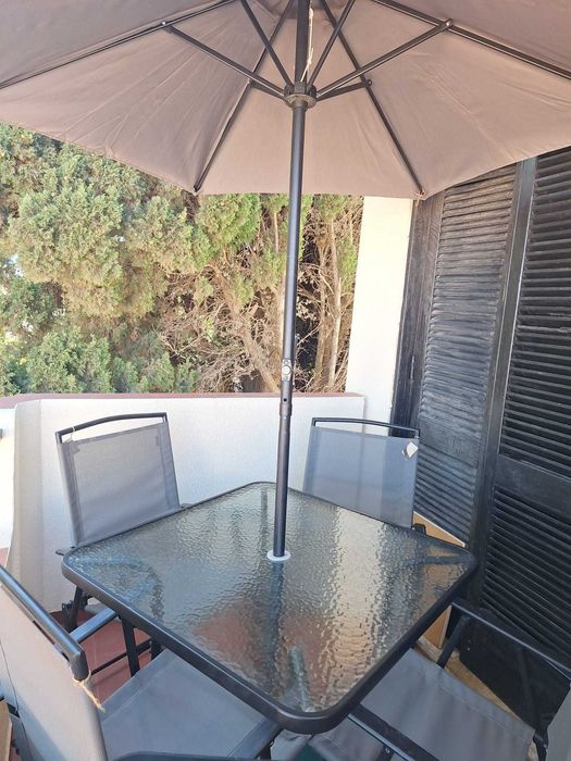 Conjunto mesa e cadeiras