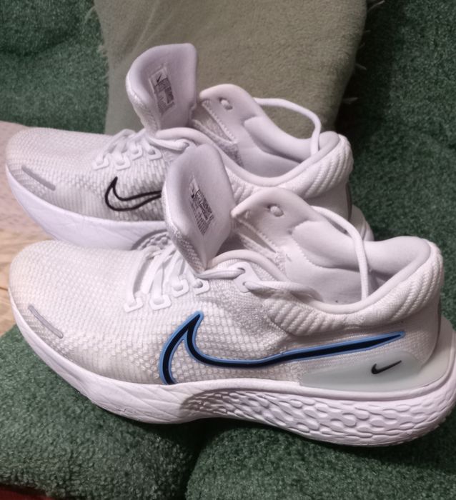Кросівки Nike ZoomX Invincible Run Flyknit 2.Колір білий,голубий,чорний(White/Light Blue/Black).Амортизація піноматеріал ZoomX.UK 8,5. Вироб. В'єтнам.