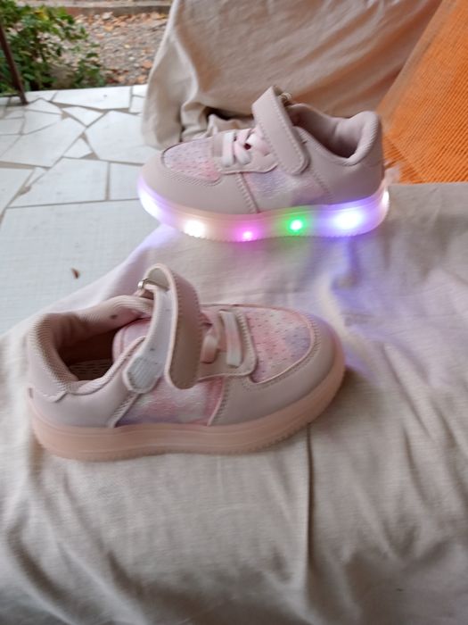 Кросовки для девочки.