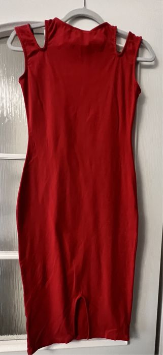 Czerwona sukienka z rozcięciem