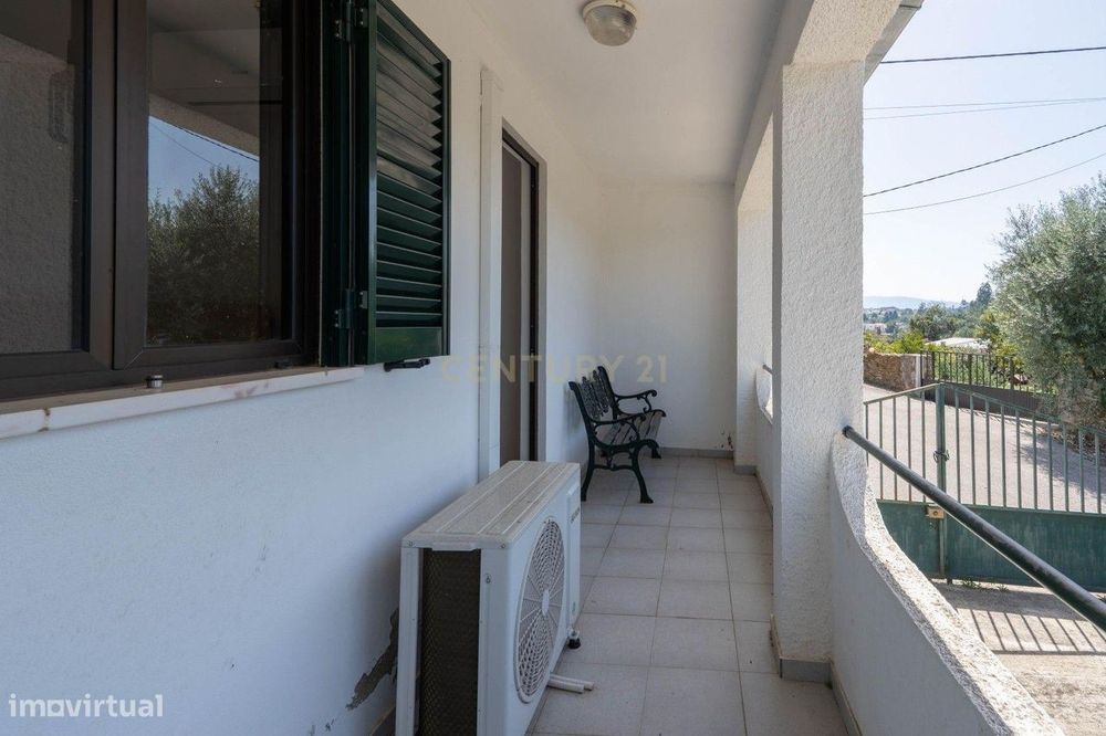 Moradia T2, com espaço exterior e terreno em Vila Nova de Poiares