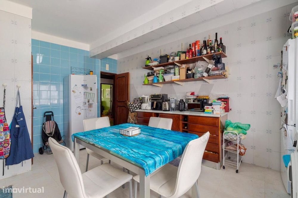 Apartamento T3 com Varanda e Vista para a Serra da Arrábida – Praça de