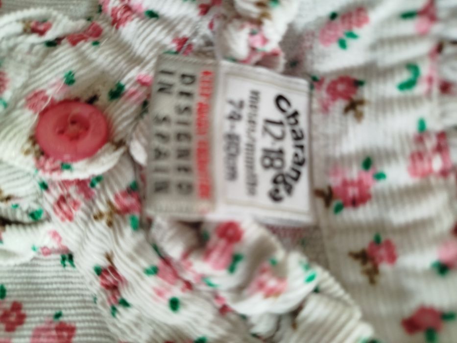 Várias roupas de bebê