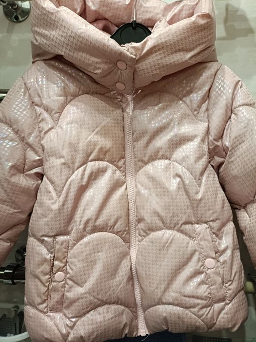 Продам  зимнюю куртку для девочки на 4-5лет
