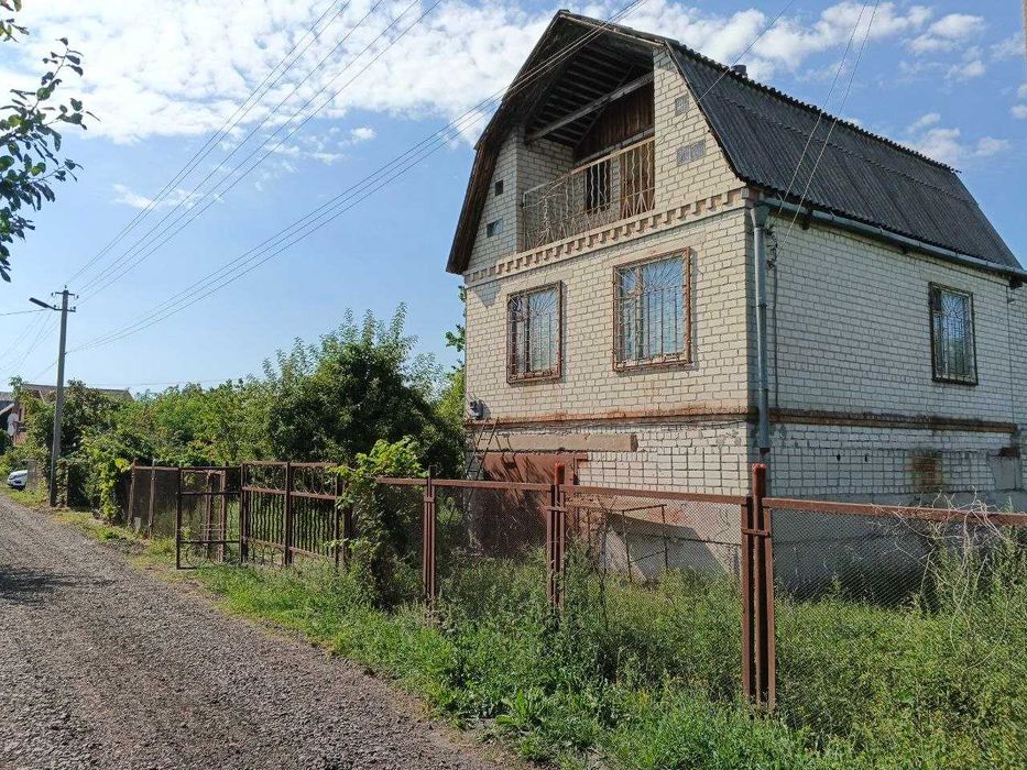 Здається великий 3-поверховий будинок у м. Самар біля річки