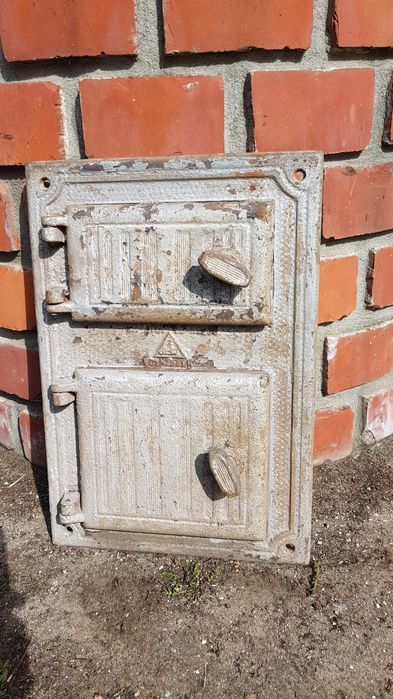 Metalowe drzwiczki do pieca