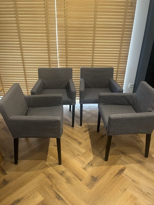 Krzesla ikea z materialowym obiciem.