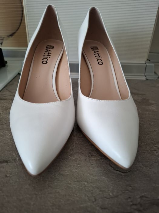 Святкова біла сукня та туфлі