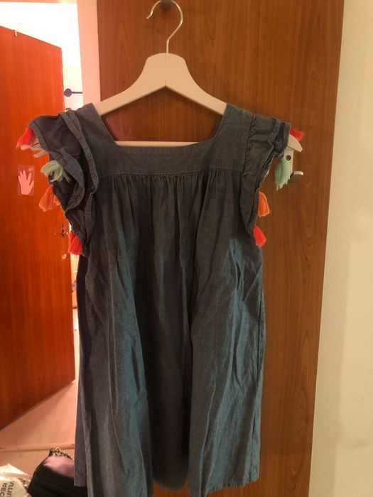 Bikinis e vestido de menina