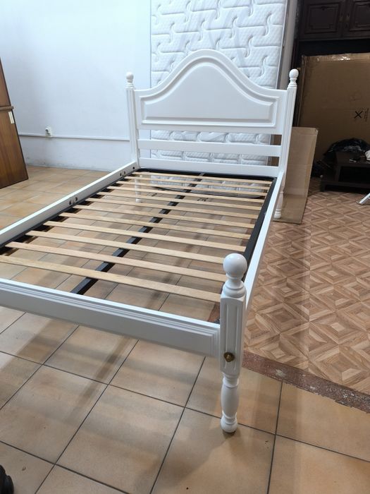Cama branca com colchão 130 x 197