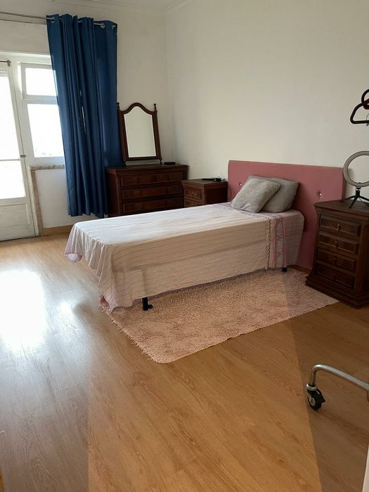 Quarto mobilado no Cacem perto estação comboios