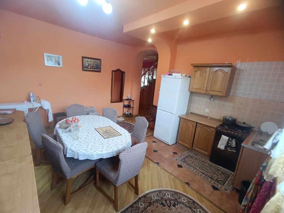 ВЕЛИКЕ БУДИНКОВОЛОДІННЯ (2 окремих будинки) 800 м від центру, 12 соток