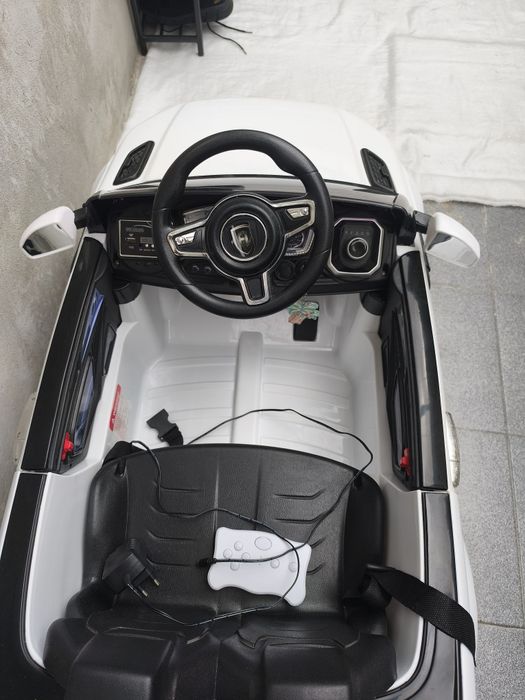 Carro eléctrico criança