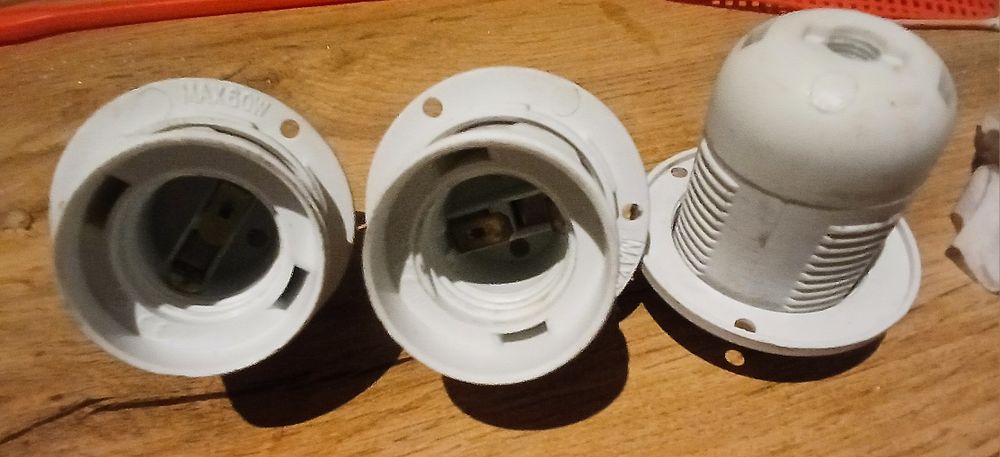 Oprawki oświetleniowe E27 z kołnierzem (plastikowe, białe) – 3 sztuki