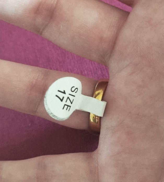 Anel dourado, em aço, com pedra roxa quadrada. T17