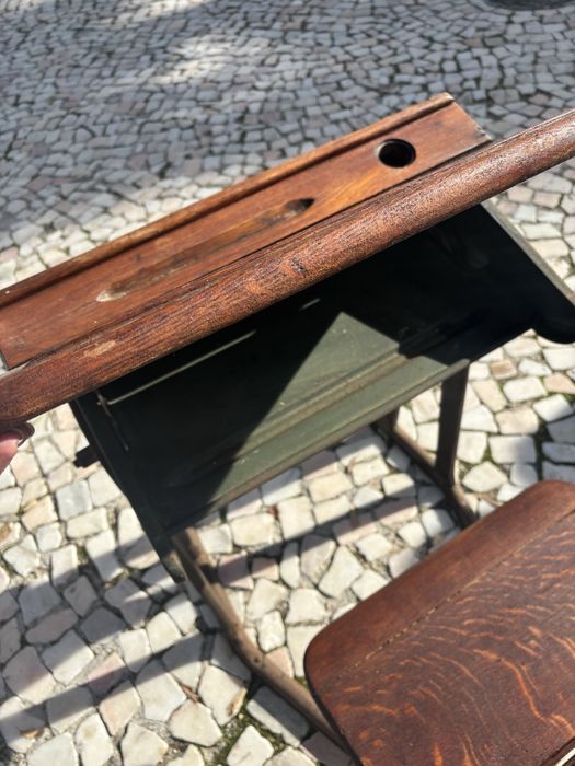 Cadeira de escola antiga