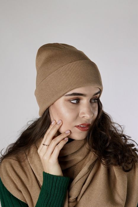 Однотонна подвійна шапка з відворотом, є багато кольорів