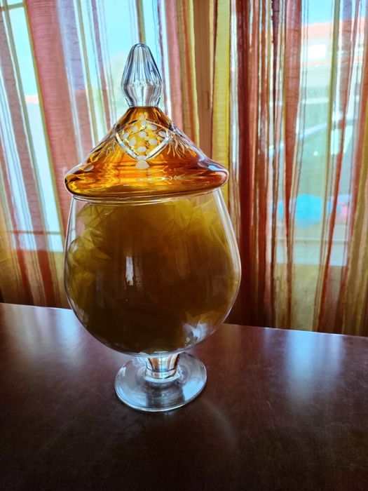 Lindíssima taça em vidro transparente com uma tampa em cristal