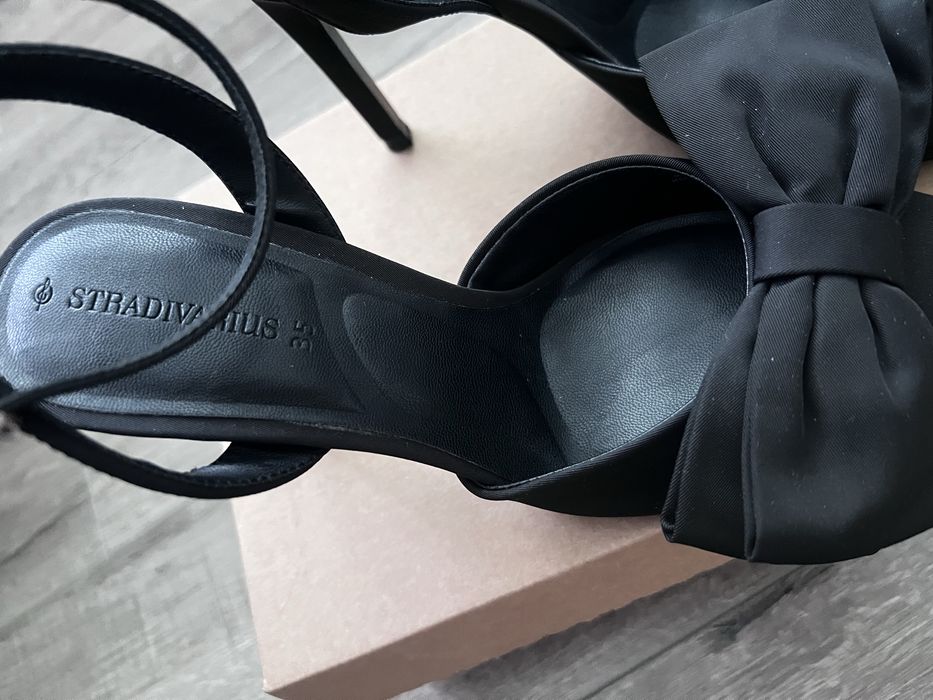 Чорні босоніжки Stradivarius з бантиками, 35 розмір