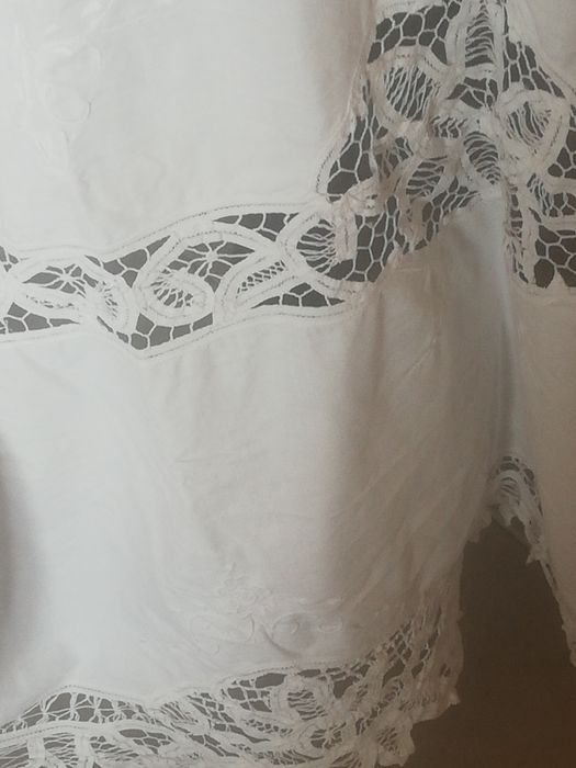 Toalha de mesa retangular, toda feira à mão.