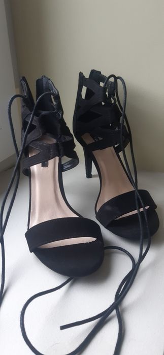 Czarne wiązane sandałki na obcasie